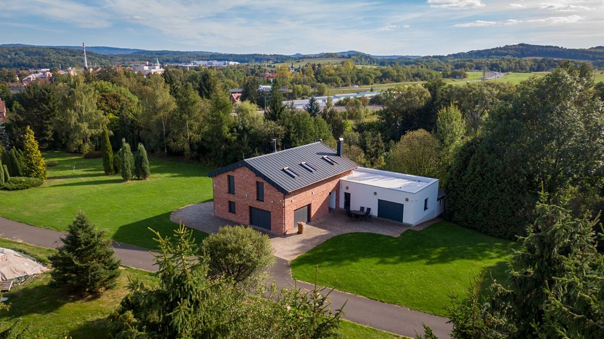 Prodej rodinného domu 210 m², pozemek 5800 m², Ostrov – fotka 1 z 3