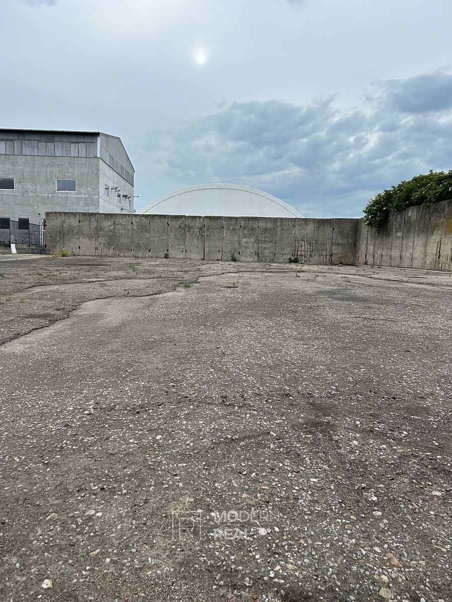 Pronájem komerčního pozemku 1100 m²