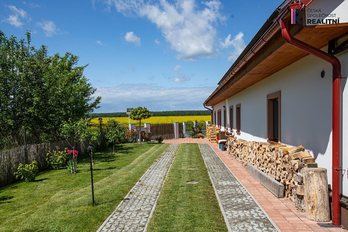 Prodej rodinného domu 212 m², pozemek 869 m² – fotografie 5
