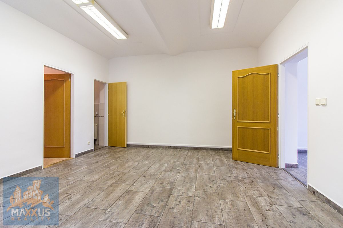 Pronájem kanceláře 300 m² – fotografie 4