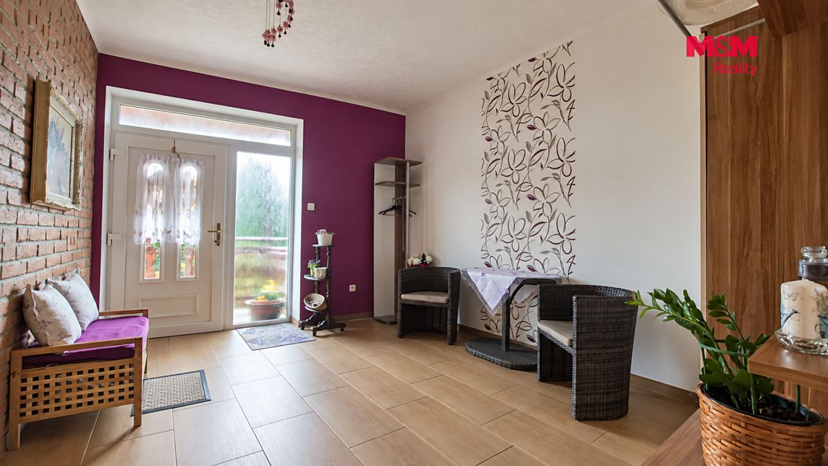 Prodej rodinného domu 235 m², pozemek 813 m² – fotografie 2