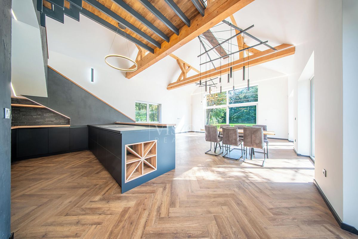 Prodej rodinného domu 272 m², pozemek 1091 m² – fotografie 2