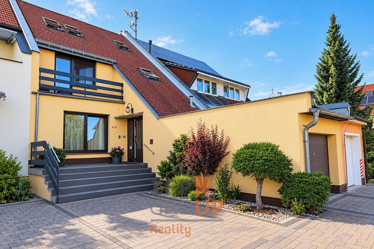 Prodej rodinného domu 208 m², pozemek 273 m² – fotografie 2