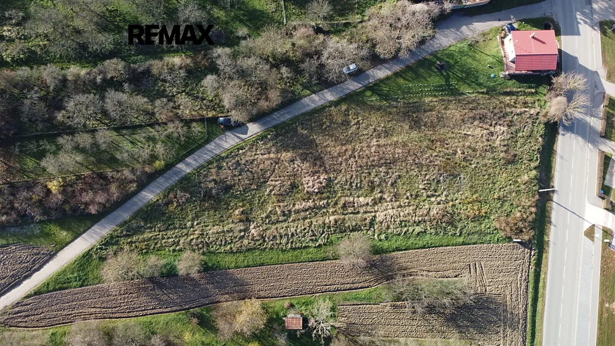 Prodej komerčního pozemku 2813 m²