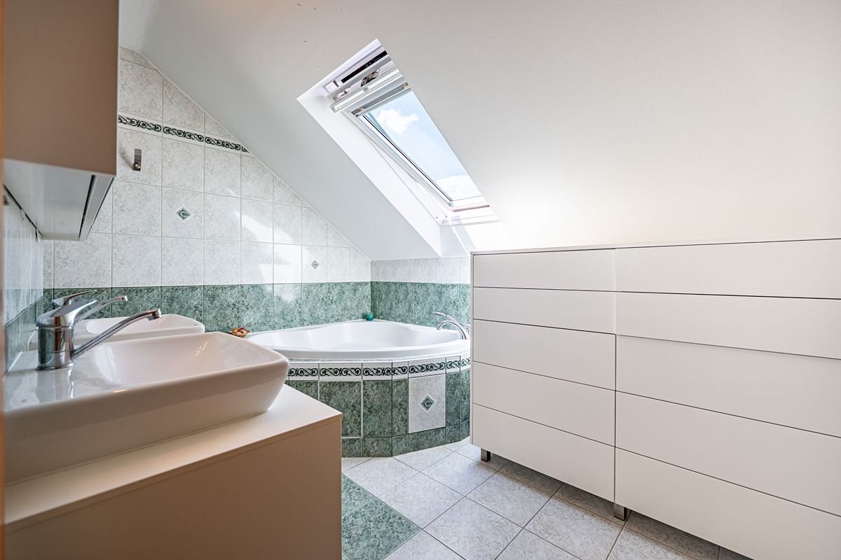 Prodej rodinného domu 211 m², pozemek 510 m² – fotografie 2