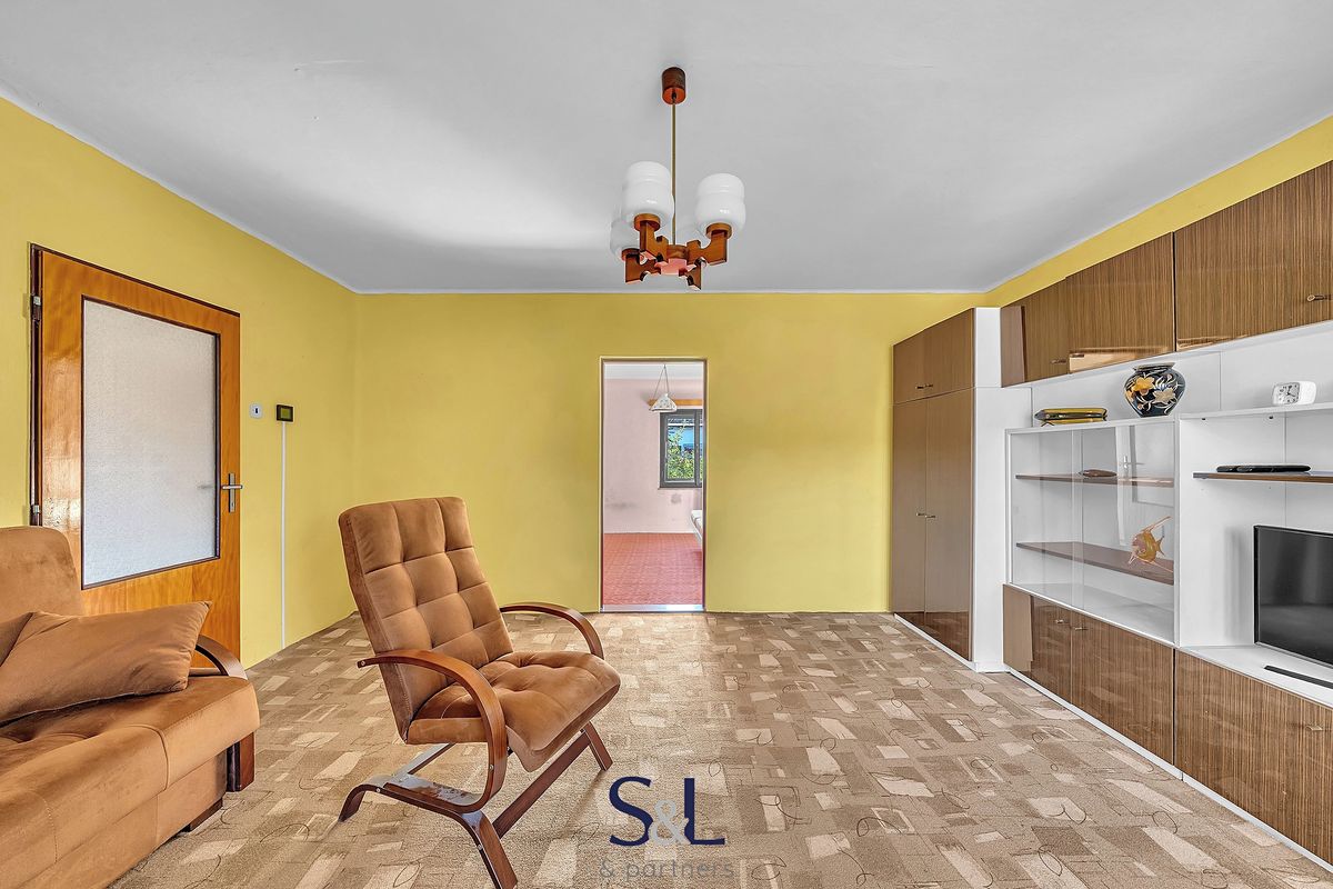 Prodej rodinného domu 180 m², pozemek 752 m² – fotografie 2
