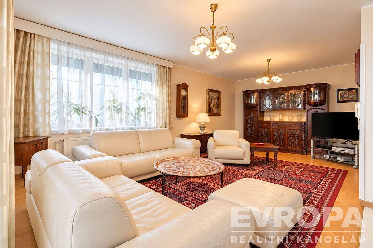 Prodej rodinného domu 342 m², pozemek 769 m² – fotografie 5