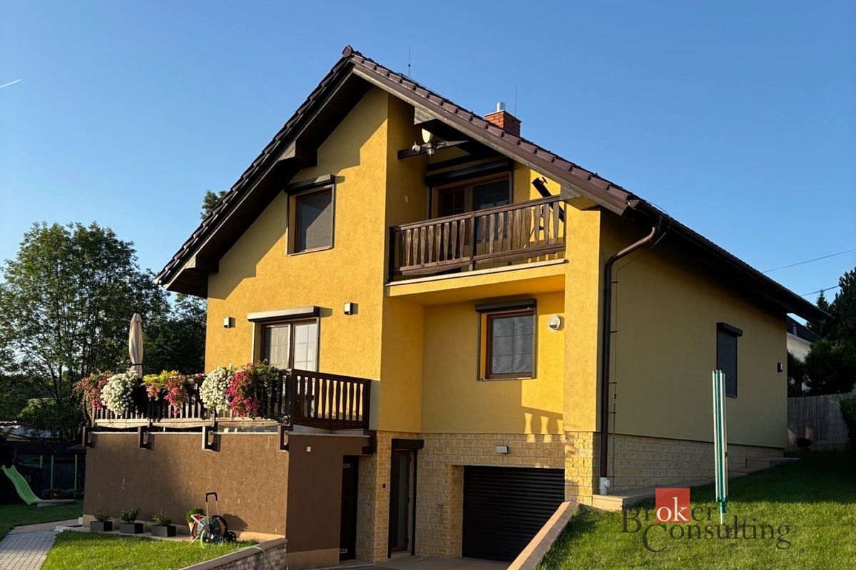 Prodej rodinného domu 239 m², pozemek 1179 m²