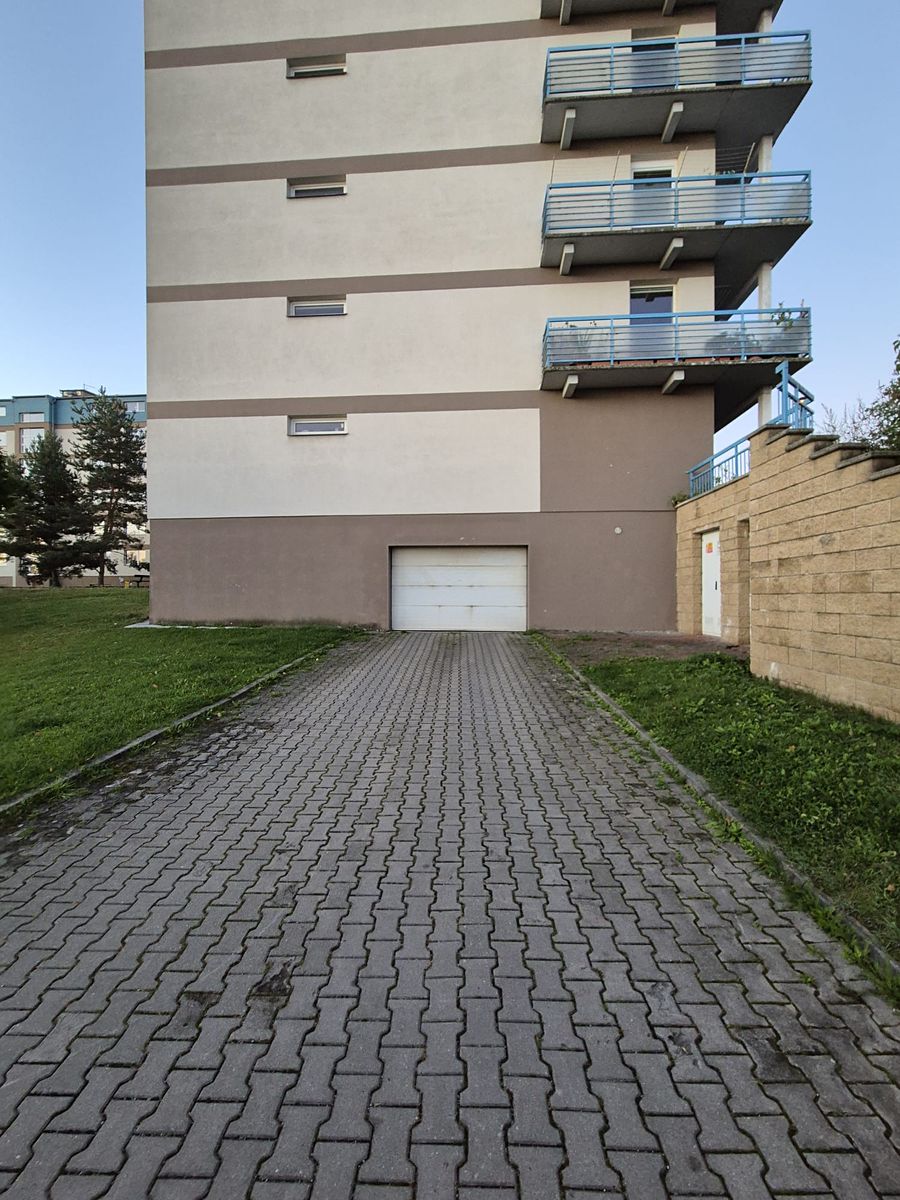 Pronájem garážového stání 22 m² – fotografie 3