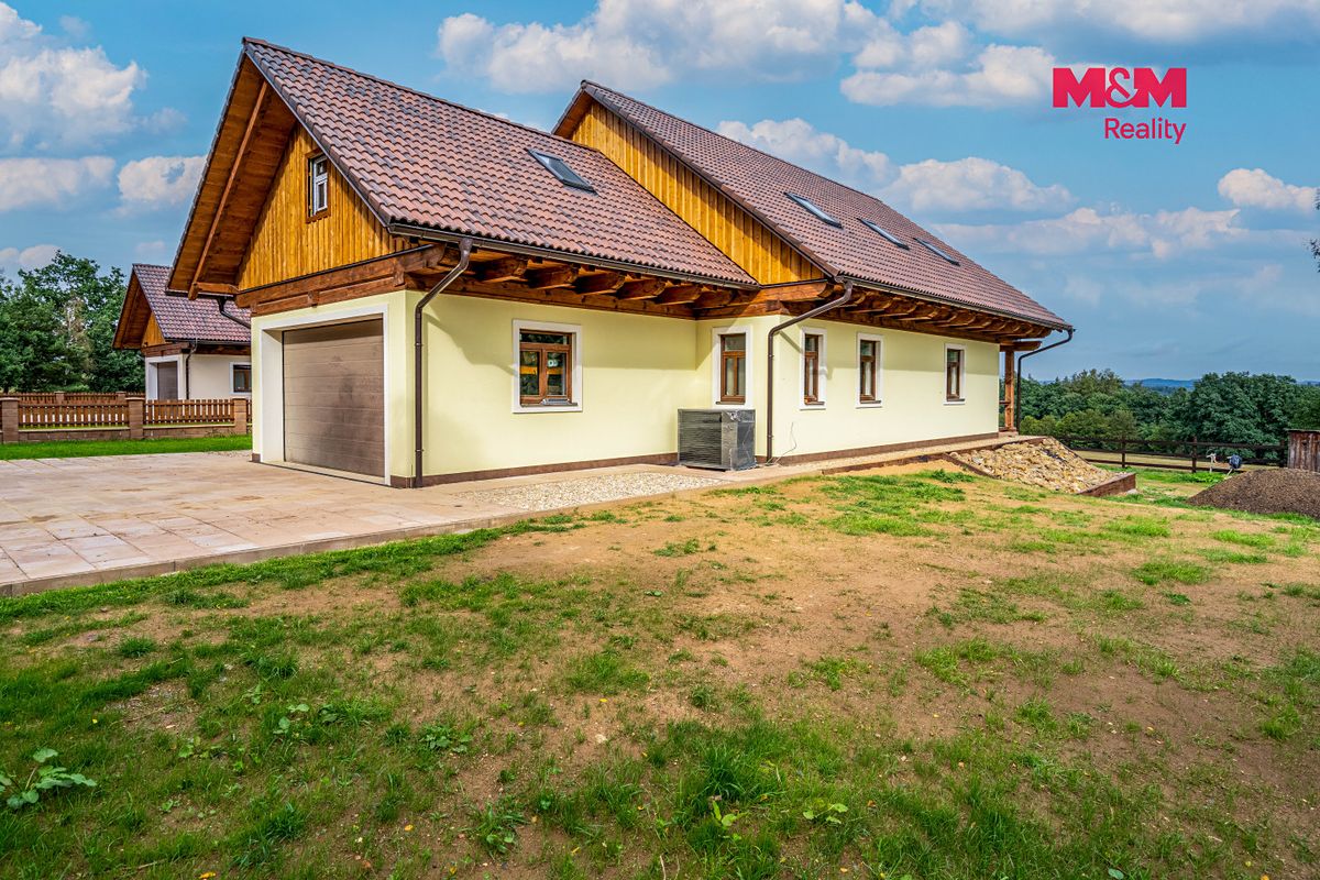 Prodej rodinného domu 221 m², pozemek 1365 m² – fotografie 3