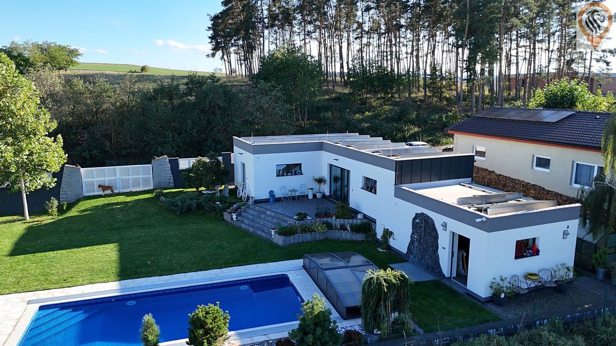 Prodej rodinného domu 256 m², pozemek 1327 m² – fotografie 2