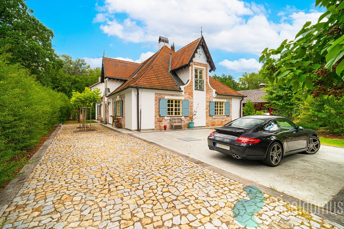 Prodej rodinného domu 360 m², pozemek 1463 m² – fotografie 2