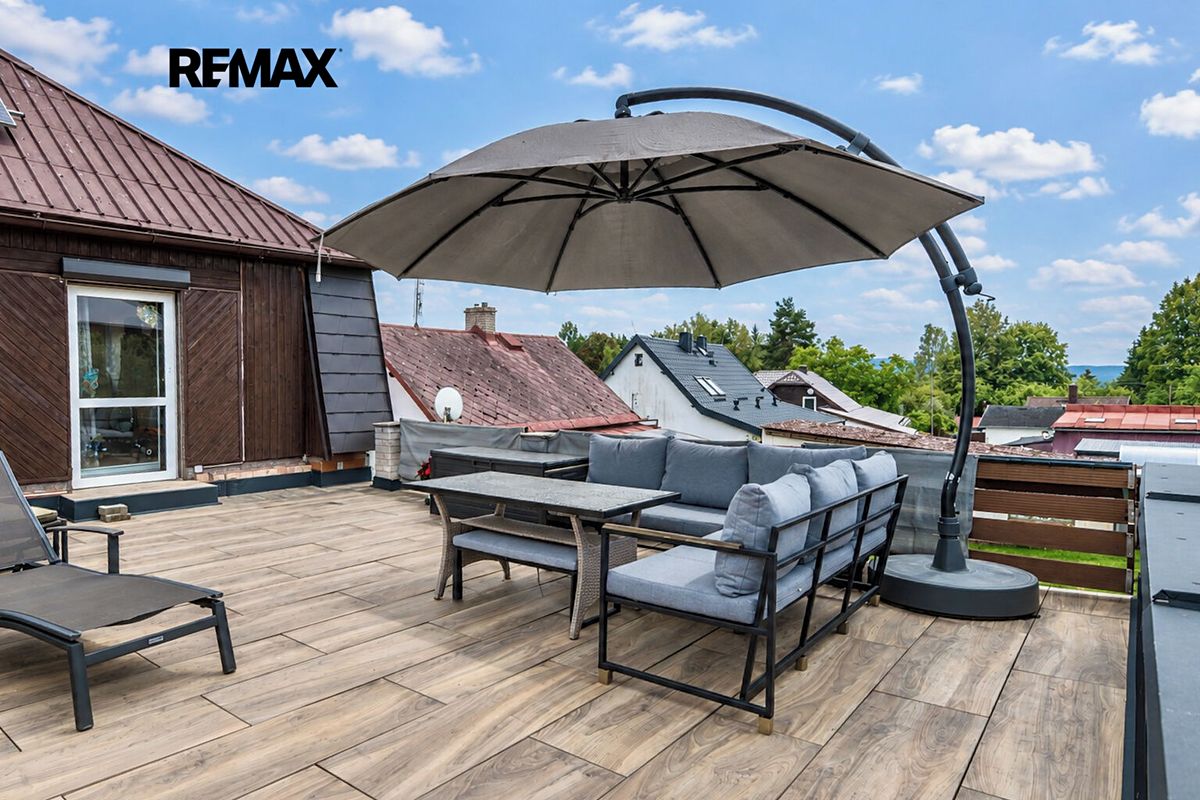 Prodej rodinného domu 290 m², pozemek 877 m² – fotografie 3