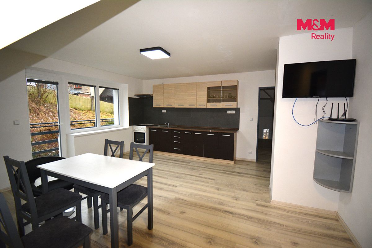 Pronájem rodinného domu 198 m², pozemek 1224 m² – fotografie 2