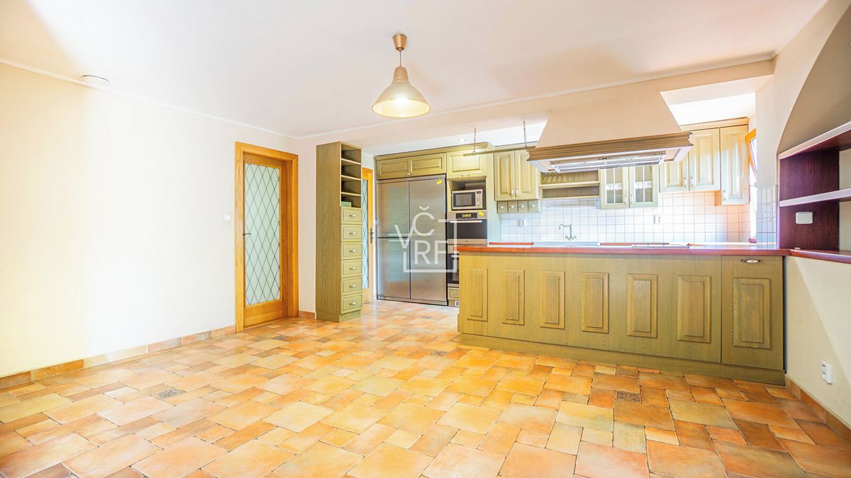 Prodej rodinného domu 260 m², pozemek 1754 m² – fotografie 2