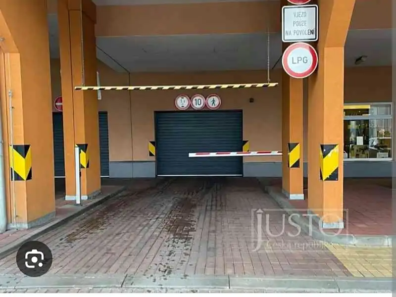 Pronájem garážového stání 14 m², Praha – náhled fotky 1