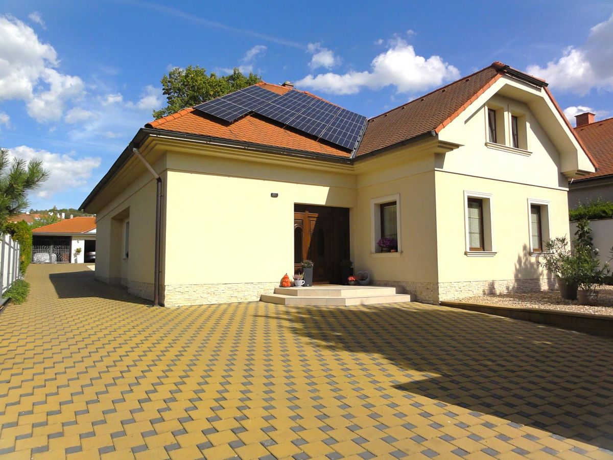 Prodej rodinného domu 251 m², pozemek 946 m² – fotografie 4
