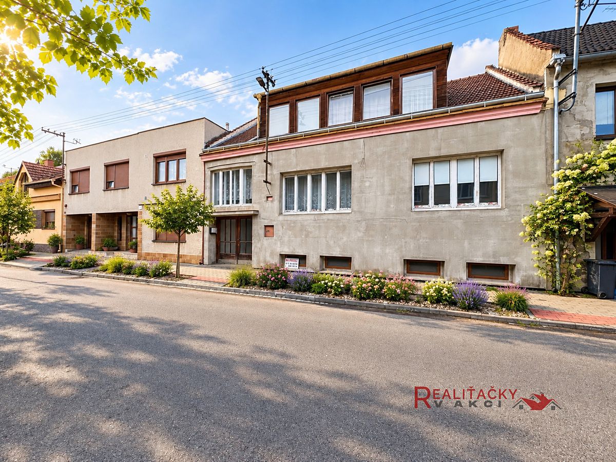 Prodej rodinného domu 363 m², pozemek 779 m²