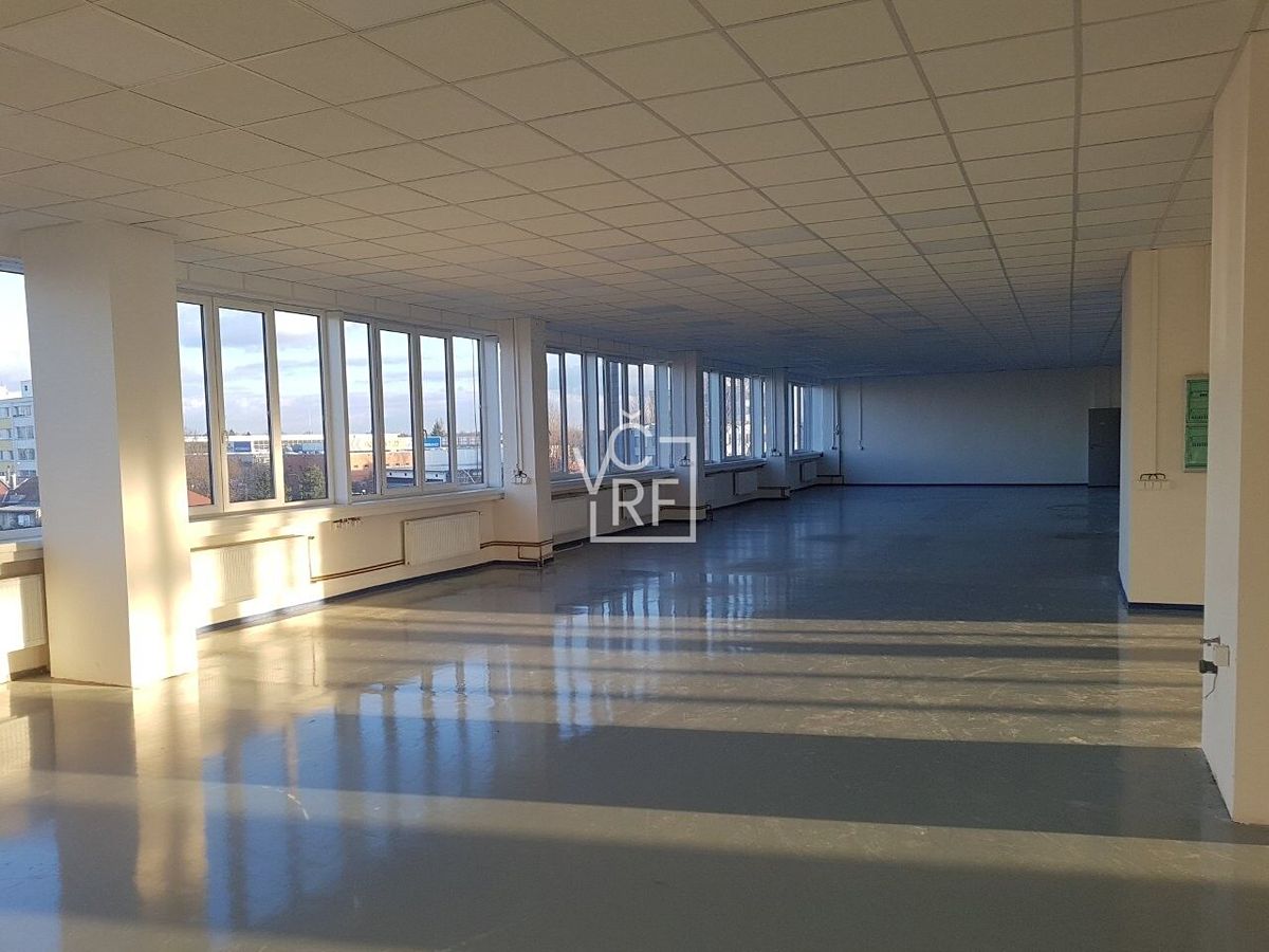 Pronájem kanceláře 2400 m² – fotografie 3