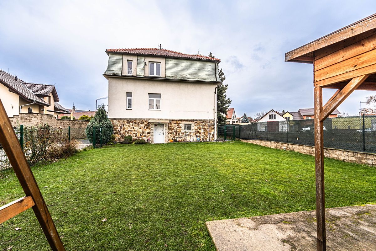Prodej rodinného domu 220 m², pozemek 753 m² – fotografie 2