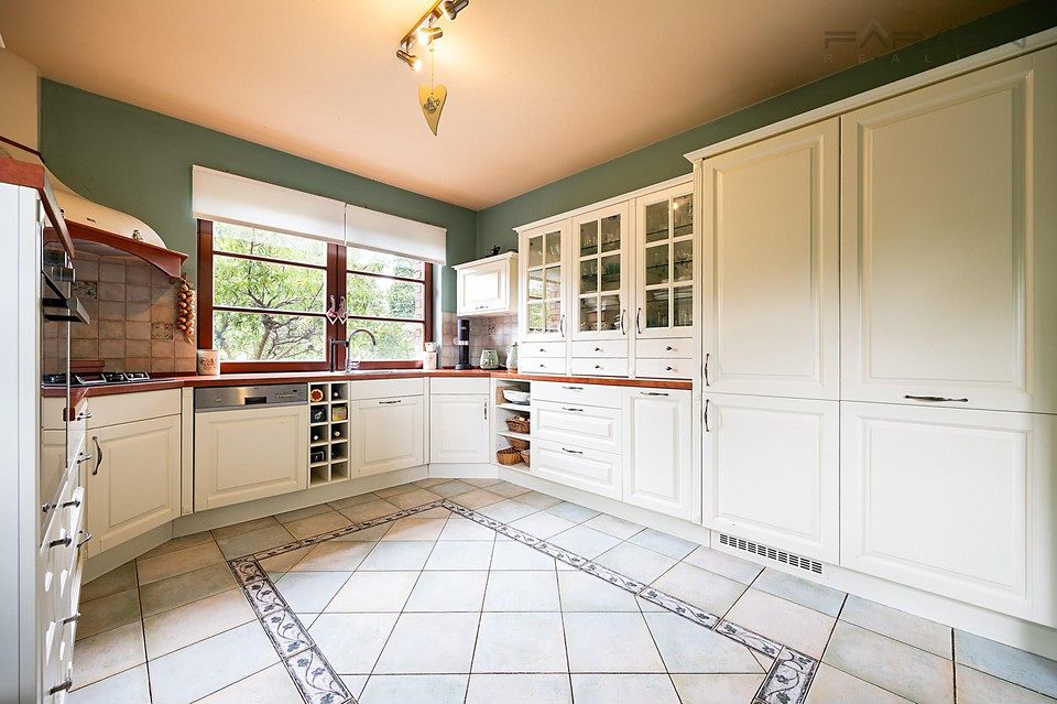Prodej rodinného domu 287 m², pozemek 997 m² – fotografie 2