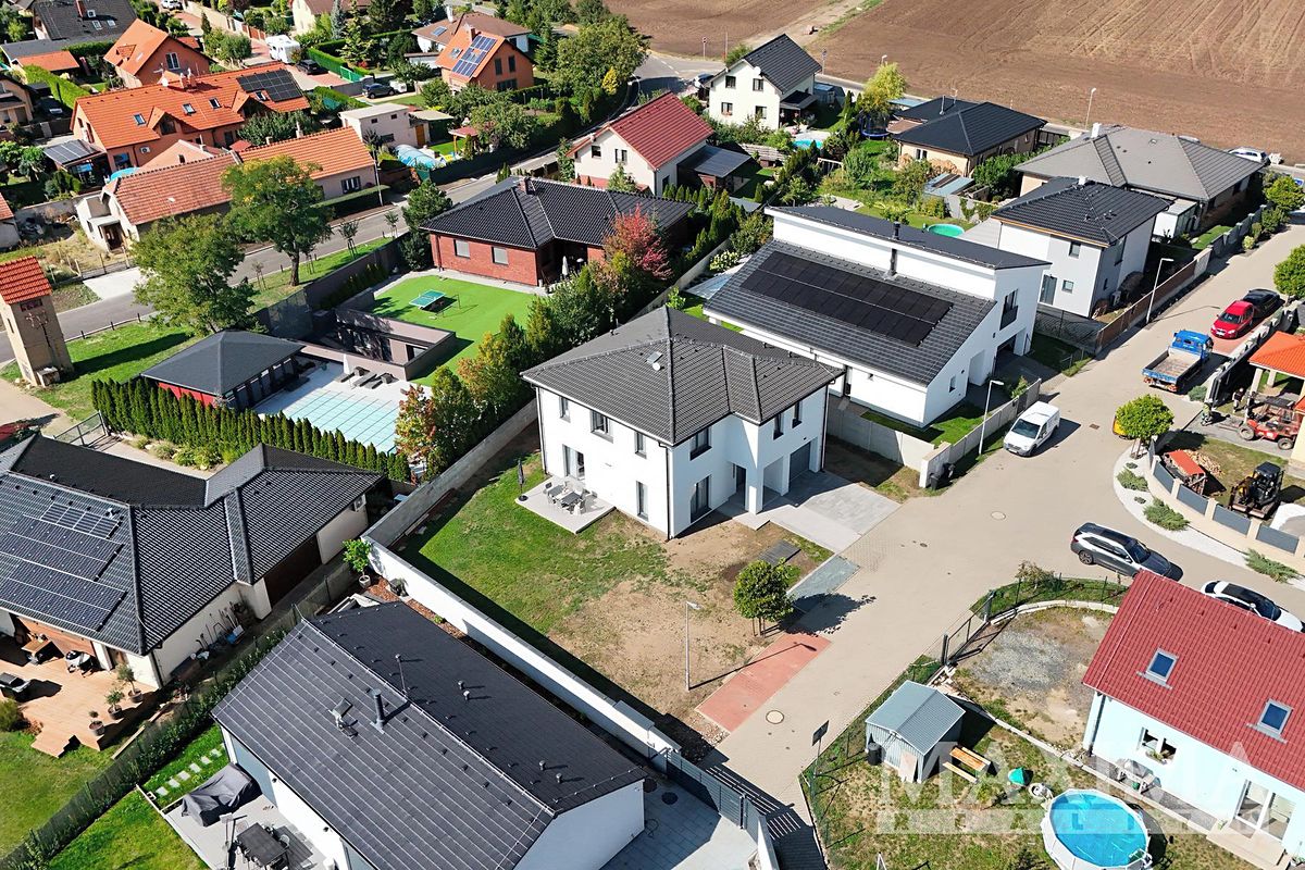 Prodej rodinného domu 198 m², pozemek 569 m² – fotografie 3