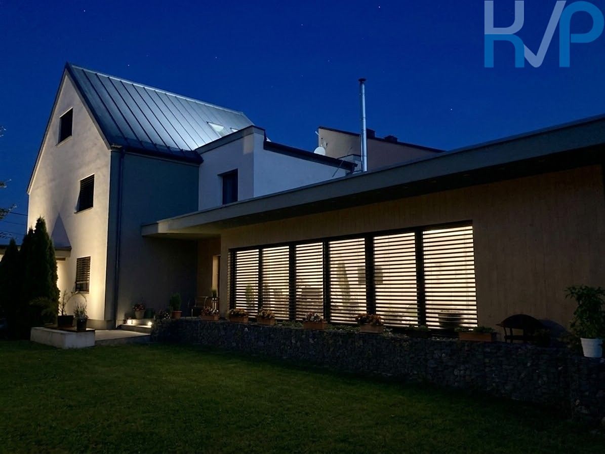 Prodej rodinného domu 305 m², pozemek 595 m² – fotografie 2