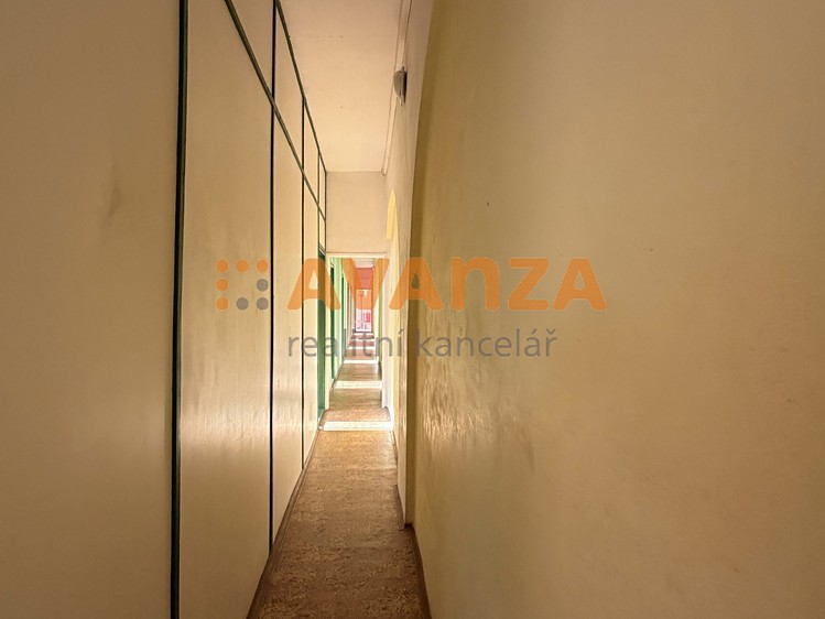 Комерційне приміщення на продаж, 1 200 м² (19 з 49)