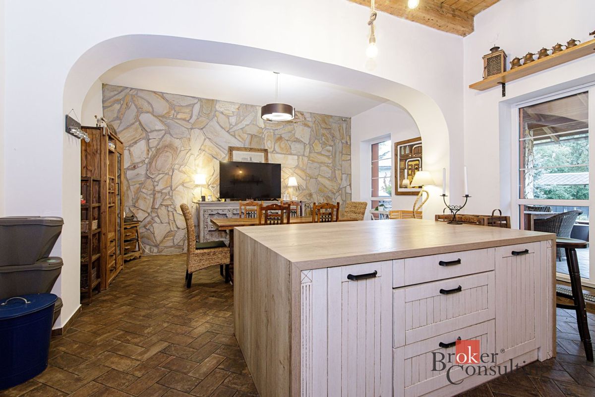 Pronájem rodinného domu 179 m², pozemek 1214 m² – fotografie 2