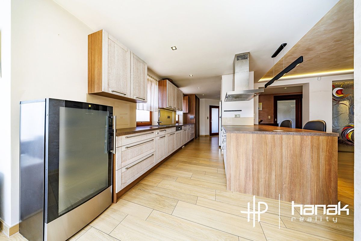 Prodej rodinného domu 262 m², pozemek 963 m² – fotografie 5
