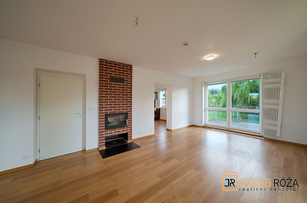 Prodej rodinného domu 219 m², pozemek 796 m² – fotografie 2