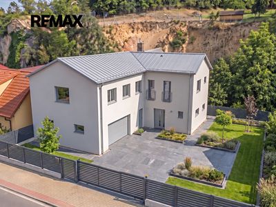 Prodej stavebního pozemku 2294 m²