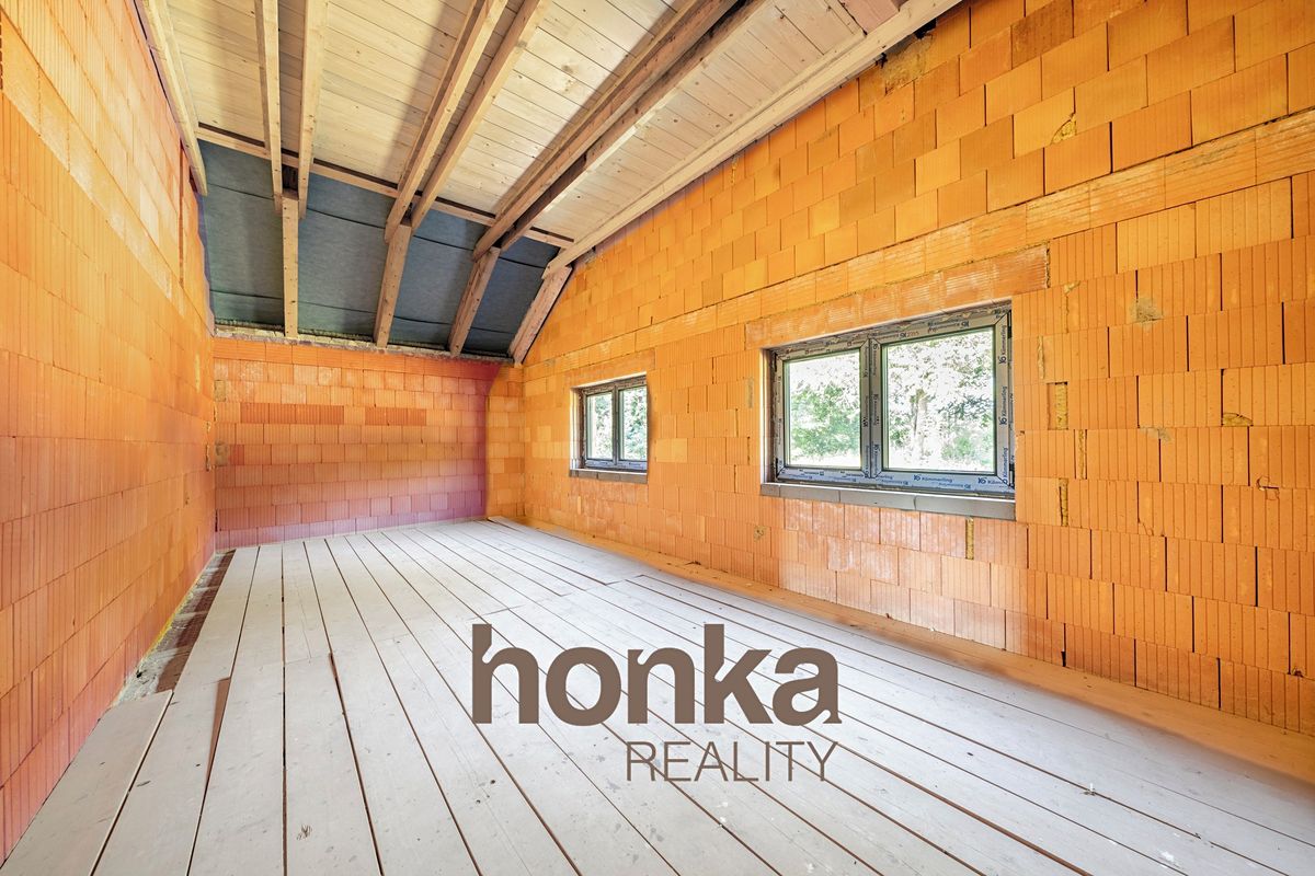 Prodej rodinného domu 280 m², pozemek 6153 m²