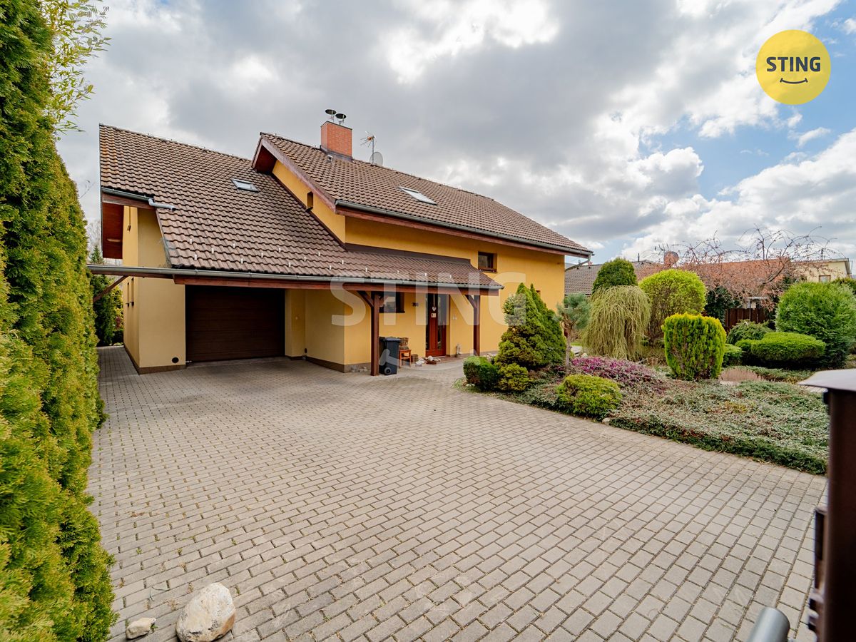 Prodej rodinného domu 198 m², pozemek 995 m² – fotografie 3