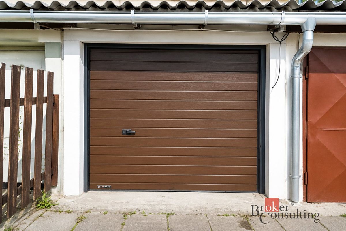 Pronájem garáže 16 m², Hradec Králové – fotka 1 z 3