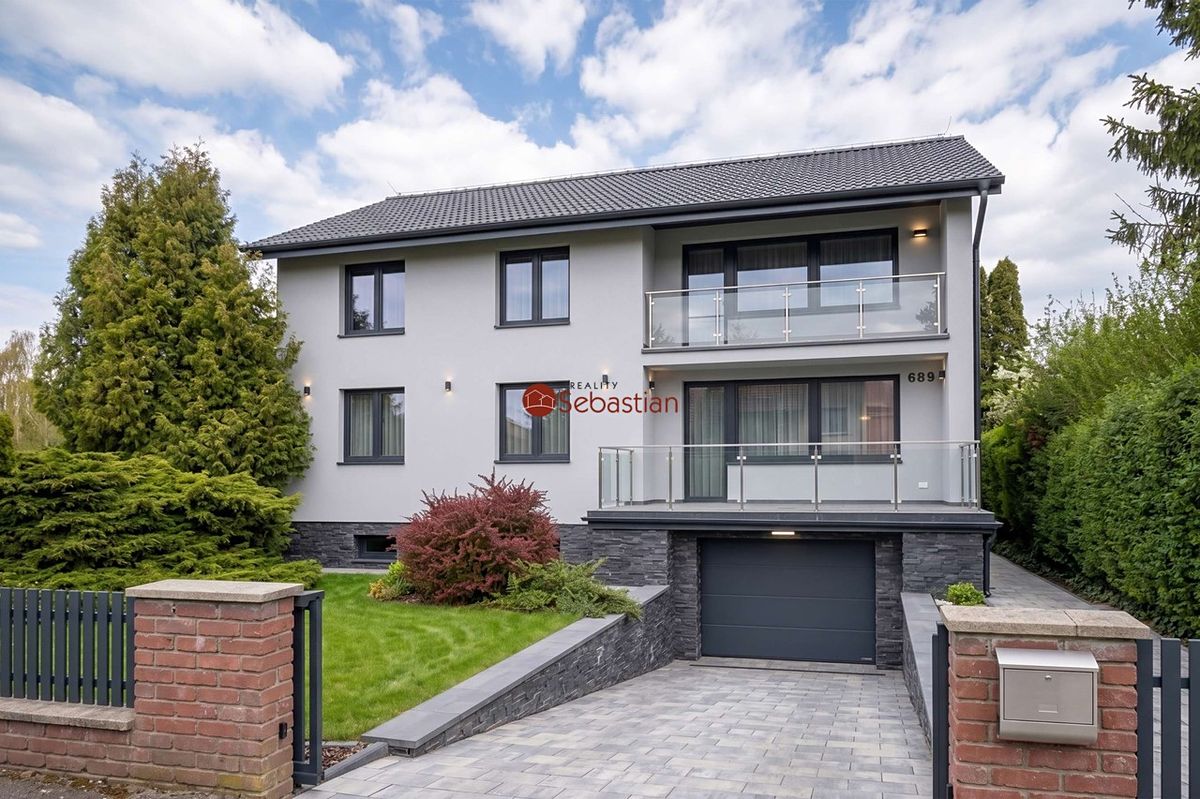 Prodej rodinného domu 300 m², pozemek 739 m² – fotografie 2