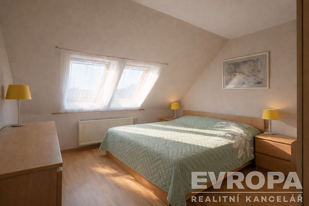 Prodej rodinného domu 342 m², pozemek 769 m² – fotografie 3