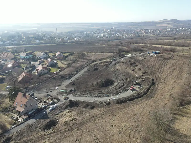 Prodej stavebního pozemku 928 m², Jenčice – náhled fotky 1