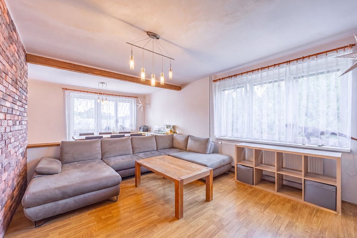 Prodej rodinného domu 220 m², pozemek 996 m² – fotografie 2