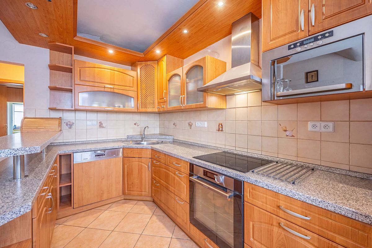 Prodej rodinného domu 220 m², pozemek 996 m² – fotografie 5