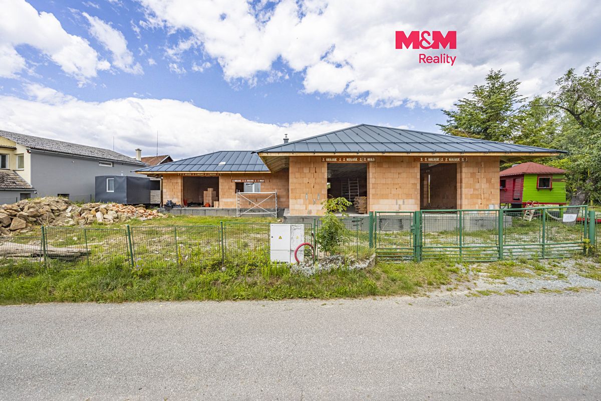 Prodej rodinného domu 212 m², pozemek 3427 m²