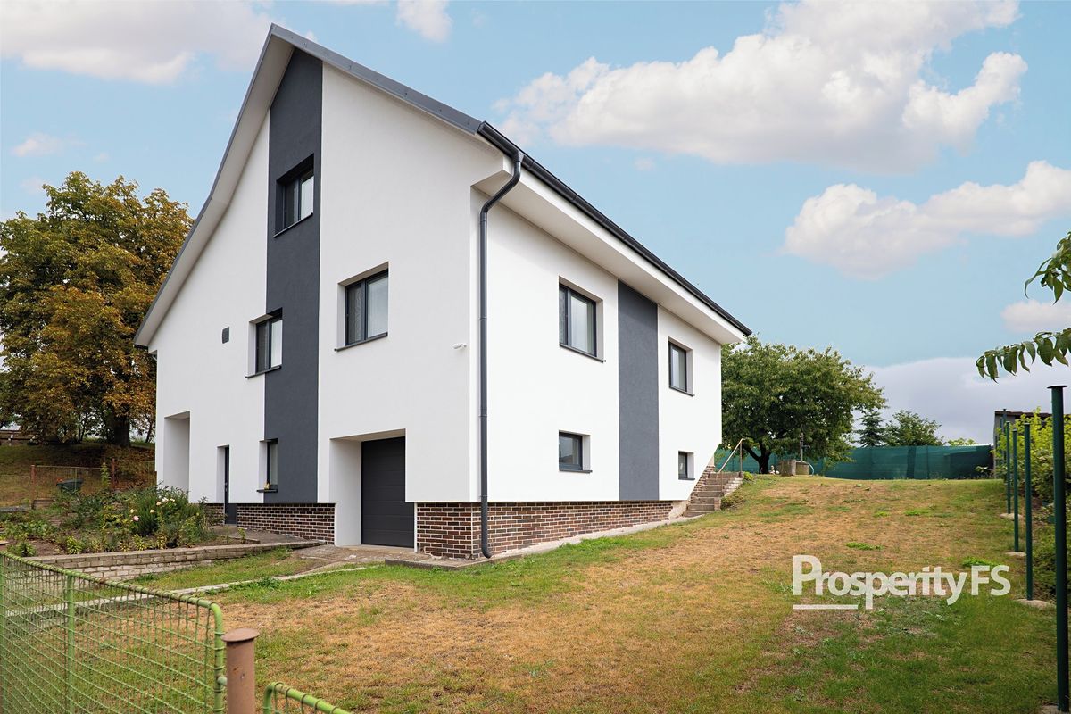 Prodej rodinného domu 256 m², pozemek 919 m²