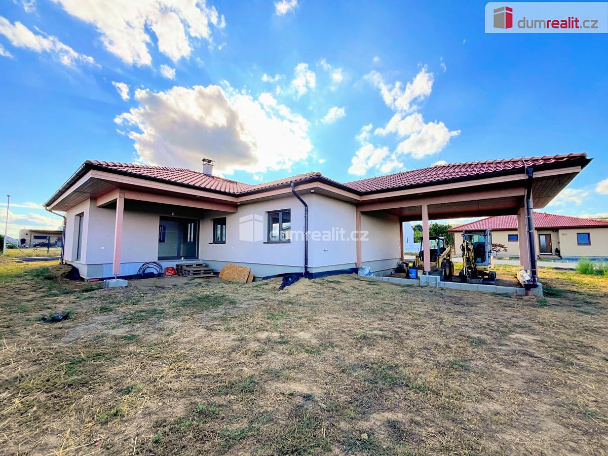 Prodej rodinného domu 135 m², pozemek 890 m² – fotografie 2
