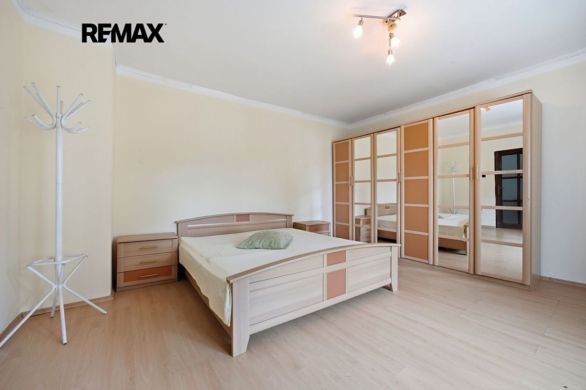 Prodej rodinného domu 240 m², pozemek 808 m² – fotografie 5