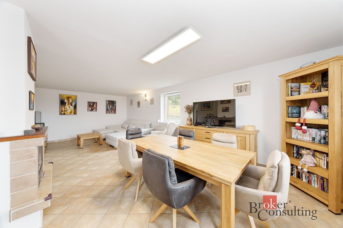 Prodej rodinného domu 239 m², pozemek 1179 m² – fotografie 2