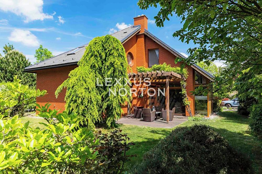 Prodej rodinného domu 256 m², pozemek 1194 m²