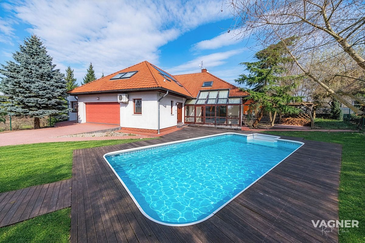 Prodej rodinného domu 368 m², pozemek 960 m²