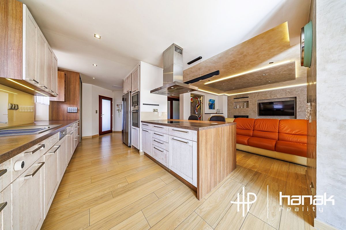 Prodej rodinného domu 262 m², pozemek 963 m² – fotografie 4