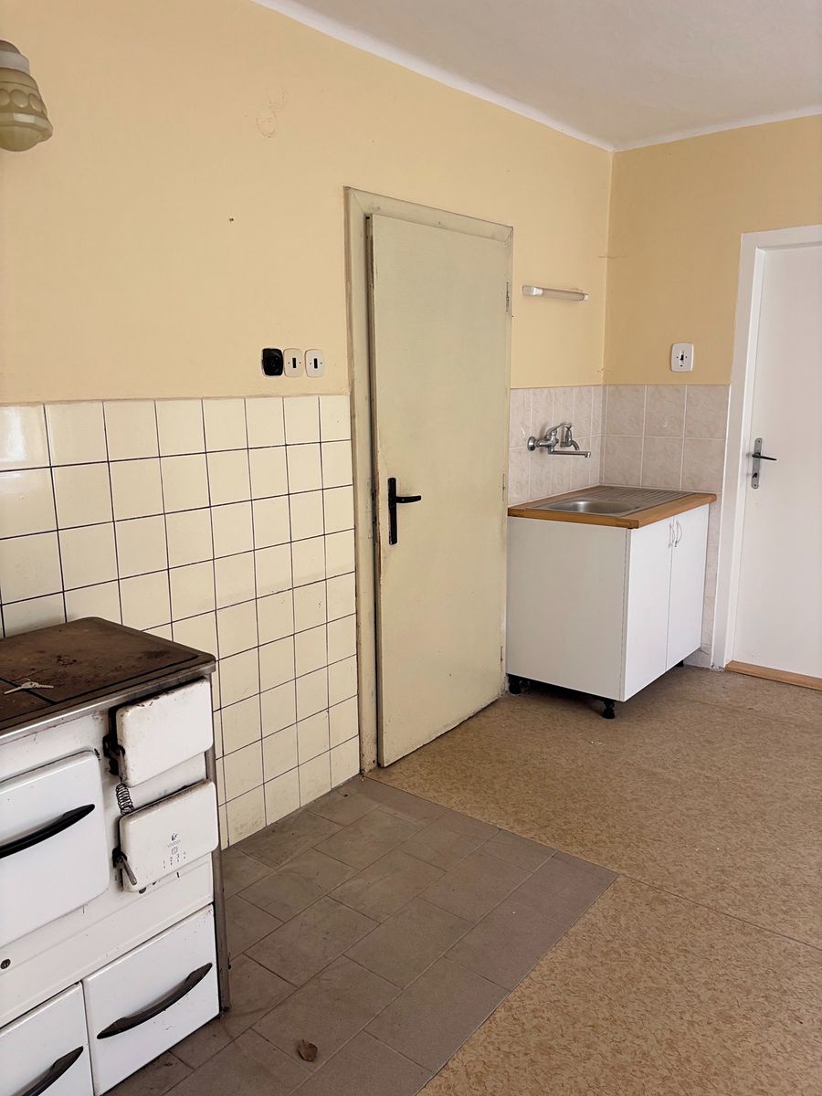 Prodej rodinného domu 200 m², pozemek 1981 m² – fotografie 2