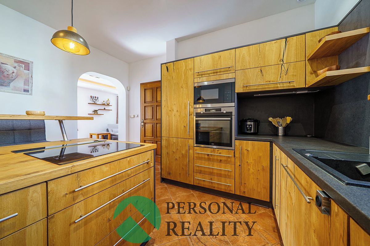 Prodej rodinného domu 616 m², pozemek 439 m²